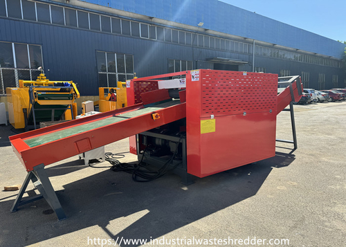 Dernières nouvelles de l'entreprise 2400F avec 8 lames rotatives pour la Thaïlande RDF Client, machine à déchiqueter les déchets de vêtements suivante pour le carburant, machine de déchiquettement de films plastiques