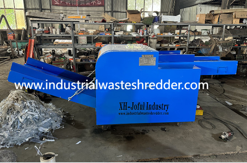 Dernières nouvelles de l'entreprise 800C Machine de découpe pour les rouleaux de films PET, petite déchiqueteuse pour les rouleaux de films plastiques, capacité 300-500 kg par heure
