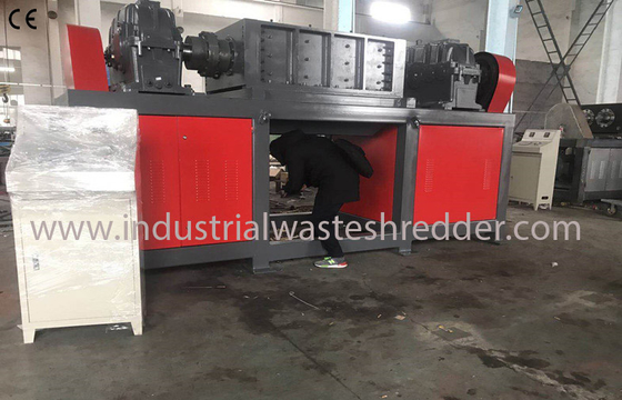 Un bon prix. Conception mécanique rocailleuse à vitesse réduite en plastique de défibreur de déchets industriels de tambour en ligne