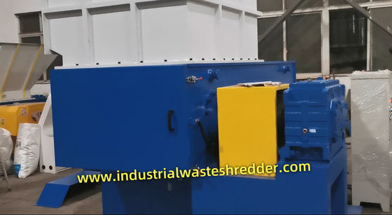 Un bon prix. Machine de déchiquetage à un seul arbre 55KW, machine de déchiquetage en plastique creux hdpe, machine de concassage de bords en plastique dur avec CE en ligne