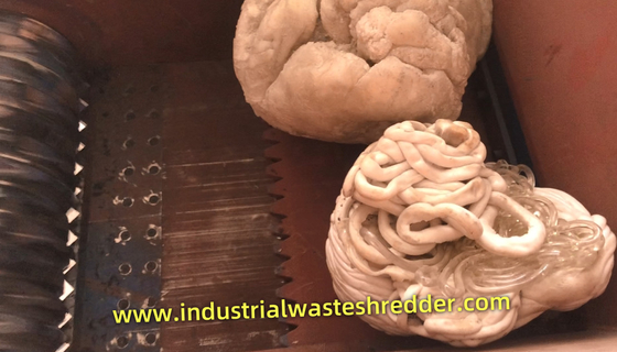 Un bon prix. Machine de déchiquetage de blocs de PP sans halogène, machine de déchiquetage pour la tête d'extrudeuse de matières plastiques 45KW 400-700 kg par heure en ligne