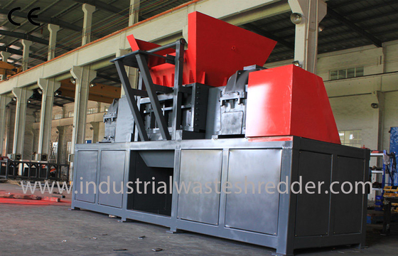 Un bon prix. Machine de déchiquetage entraînée par un moteur électrique de pneu, taille faite sur commande de sortie de défibreur en caoutchouc de pneu en ligne