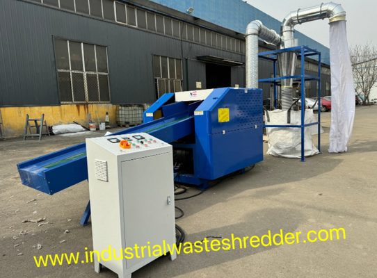 Machine de broyage de déchets de tissus industriels avec souffleur de décharge de taille Déchets de couverture de déchiquetage avec CE