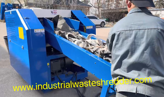 Un bon prix. Machine de concassage pour les déchets de cuir artificiel avec des capacités et des décharges différentes en ligne