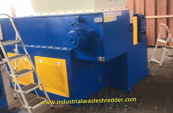 Un bon prix. Déchiqueteur de tuyaux en plastique ABS de type 800 45-55kw Déchiqueteur de tubes ABS de haute efficacité de travail Diamètre du rotor 400 mm Déchiqueteur de tuyaux et tubes lourds en ligne