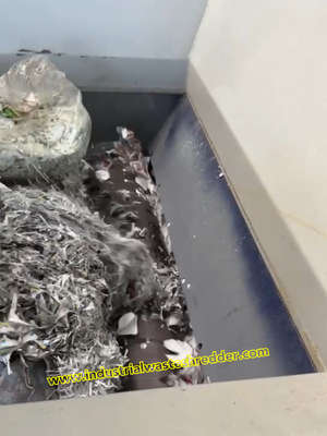 Un bon prix. Machine de découpe de déchets de film d'aluminium pour usine de papier Machine de découpe de déchets de film d'aluminium pour usine de papier Capacité de travail lourd 1000 kg par heure en ligne